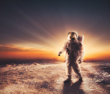 Keşfedilmemiş bir gezegende yürüyen astronot 