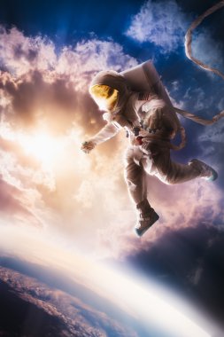 Atmosferde yüzen astronot
