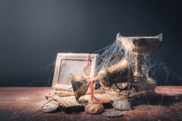 Stoffige trofeeën met spinnenwebben — Stockfoto