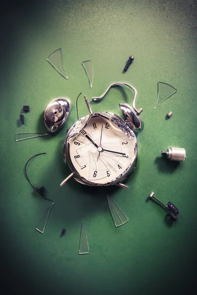 壊れた目覚まし時計 プロークン付き目覚まし時計人物なし - 潰されたのストックフォトや