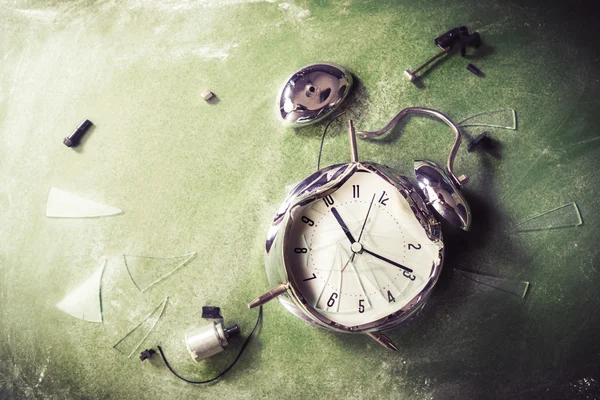 Destroyed alarm clock on a chalkboard — Stock Photo, Image