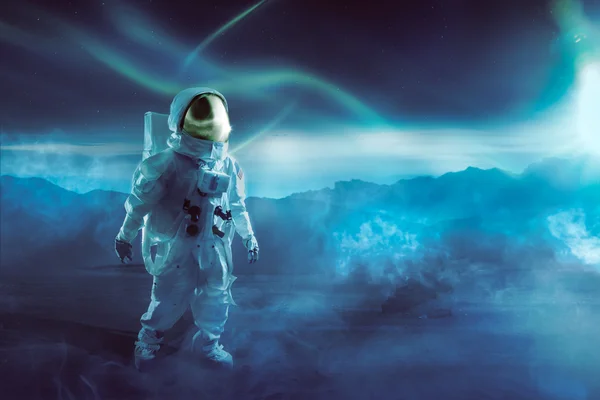 Астронавт ходит по неизведанной планете — стоковое фото