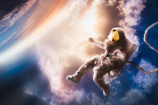 Astronauta galleggiante nell'atmosfera — Foto Stock