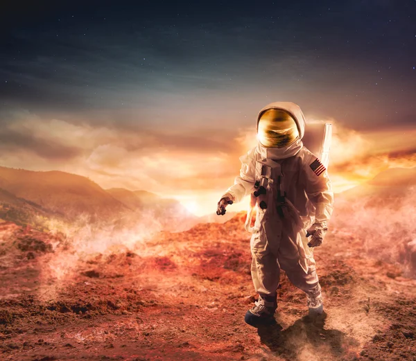 우주 비행사는 미개척된 행성에 걸어 — 스톡 사진