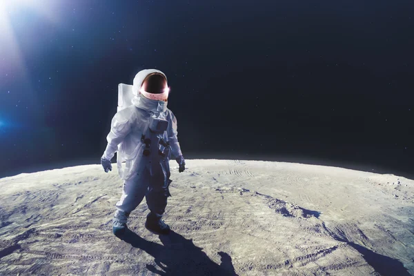 Astronaute marchant sur la lune — Photo