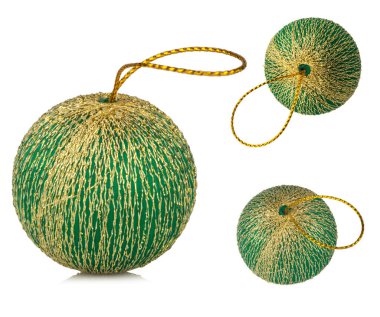 Beyaz arka planda izole edilmiş Noel yuvarlak topu.