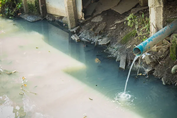 運河下水道タイ汚れた水管 — ストック写真