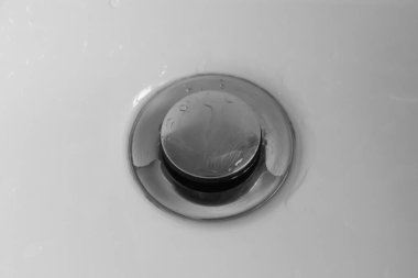 Banyo suyunu boşalt. Temiz..
