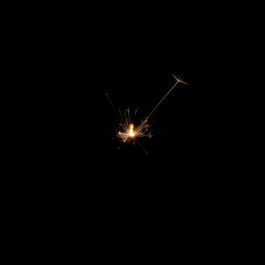 Kraker ateş siyah arkaplan koyu.