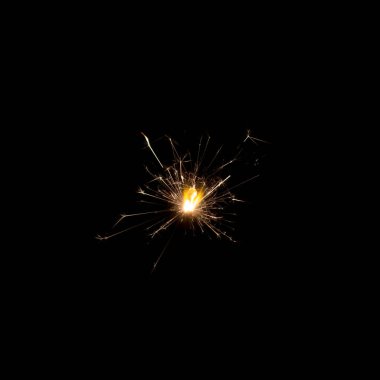 Kraker ateş siyah arkaplan koyu.