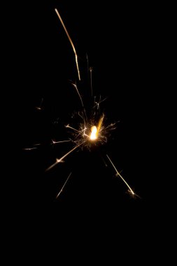 Kraker ateş siyah arkaplan koyu.