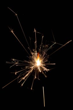 Kraker ateş siyah arkaplan koyu.