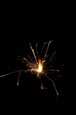 Kraker ateş siyah arkaplan koyu.