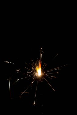 Kraker ateş siyah arkaplan koyu.