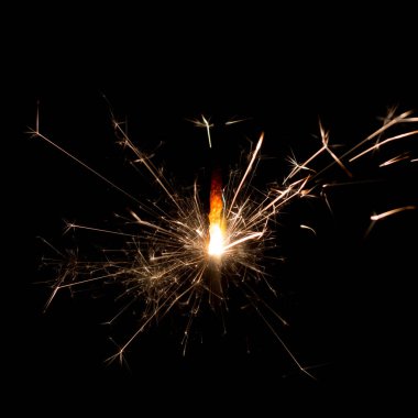 Kraker ateş siyah arkaplan koyu.