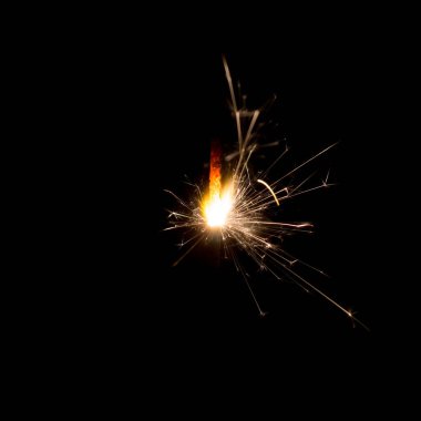 Kraker ateş siyah arkaplan koyu.