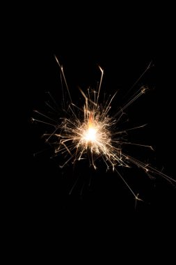 Kraker ateş siyah arkaplan koyu.