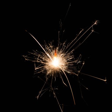 Kraker ateş siyah arkaplan koyu.