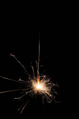 Kraker ateş siyah arkaplan koyu.