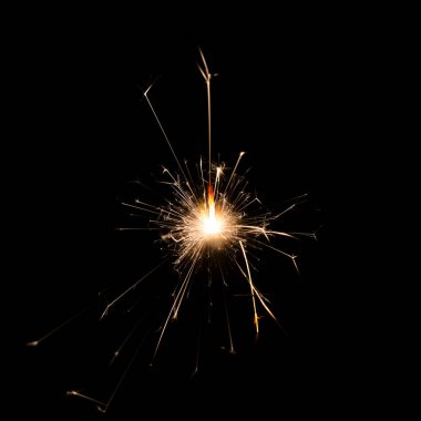 Kraker ateş siyah arkaplan koyu.