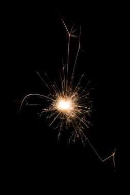 Kraker ateş siyah arkaplan koyu.