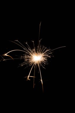 Kraker ateş siyah arkaplan koyu.