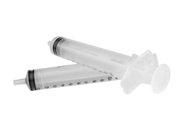 Beyaz arkaplanda iğne izole edildi.