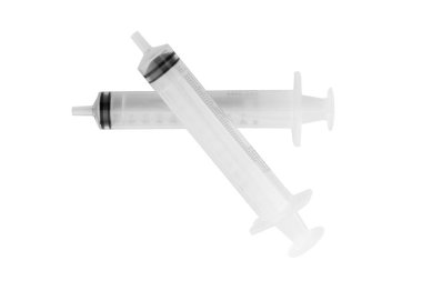 Beyaz arkaplanda iğne izole edildi.