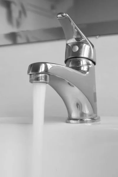 musluk gümüşü temiz banyo yakın plan.