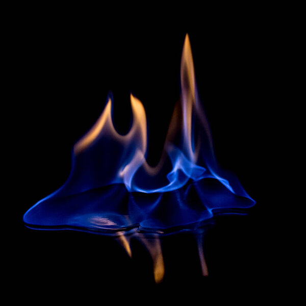 огонь синий горячий на черном фоне.