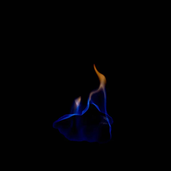 黑色背景的蓝色火热 — 图库照片