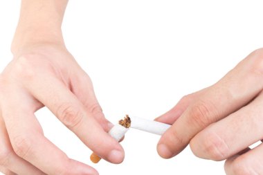 El ele tutuşan sigara yok etme beyaz arka planda izole.