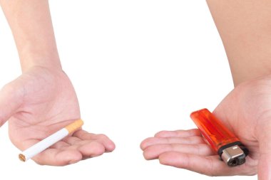 El çakmağı sigara tutuşu beyaz arka planda izole.