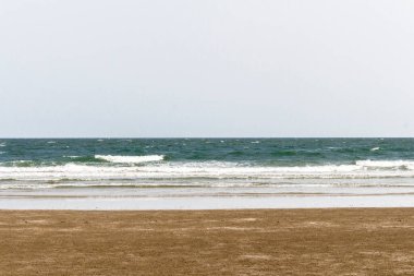 Plaj denizi sıcak gökyüzü.