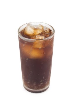 Beyaz arkaplanda izole edilmiş hafif içecek.