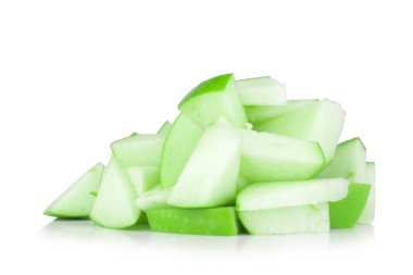 Elma yeşili parça beyaz arkaplanda izole.