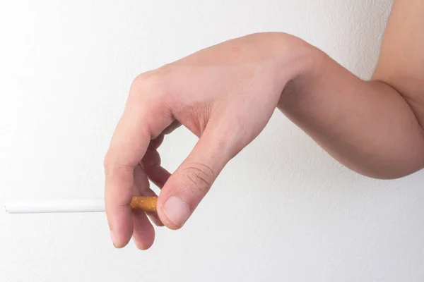 Χέρι Κρατήστε Τσιγάρο Που Απομονώνονται Λευκό Φόντο — Φωτογραφία Αρχείου