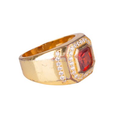 halka altın elmas kırmızı beyaz arka planda izole.