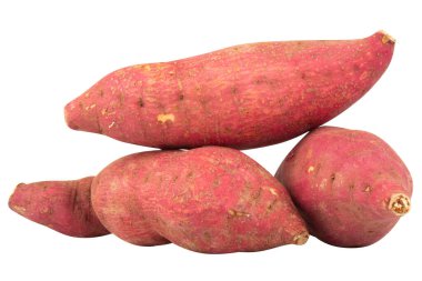 Beyaz arka planda Japon tatlı patatesleri yığını.