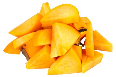 Taze olgun erik yığını beyaz arka planda izole edilmiş sulu et ve tohumları gösteriyor..