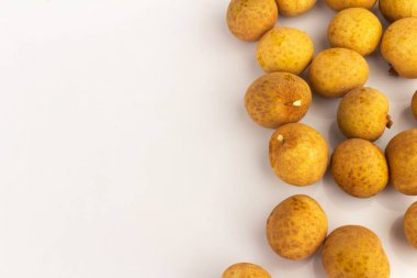 Longan Meyveleri Beyaz Arkaplanda Dağılmış ve Yığılmış.