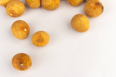 Longan Meyveleri Beyaz Arkaplanda Dağılmış ve Yığılmış.
