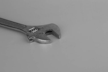 Beyaz arkaplanda gri bir düğme.