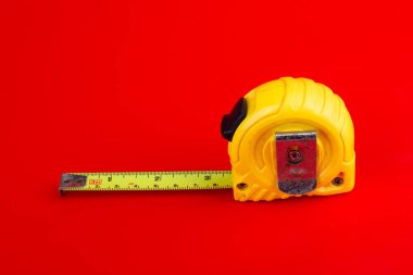 Kırmızı arkaplanda bant ölçüsü.