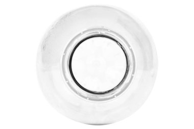 Beyaz arka planda plastik su şişesi. en üstteki görünüm.