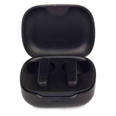 Siyah bluetooth kulaklıklı, beyaz arka planda kamera yüklü..