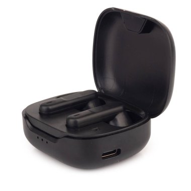 Siyah bluetooth kulaklıklı, beyaz arka planda kamera yüklü..