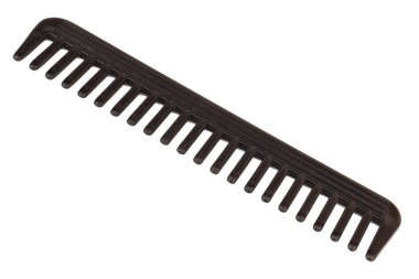 Beyaz arkaplanda siyah saç tarağı.