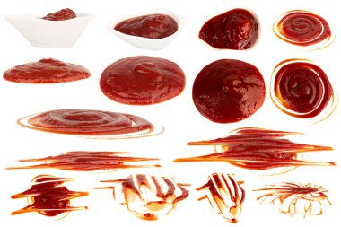 Ketçap beyaz arka planda izole edilmiş bir fincan domatesin içinde..