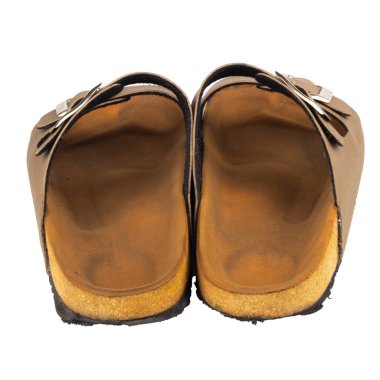 Kahverengi deri sandaletler beyaz arka planda.